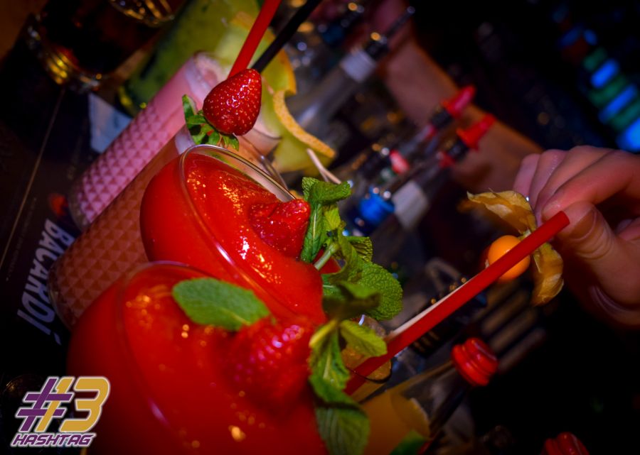 Dekorierter Cocktail im Hashtag 13